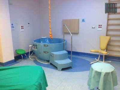 Ospedale Di Venere: la stanza del parto in acqua. Spicca la vasca azzurra in vetroresina ideata per far immergere la paziente a una temperatura costante di 37 gradi. E' inutilizzata dal 2012

